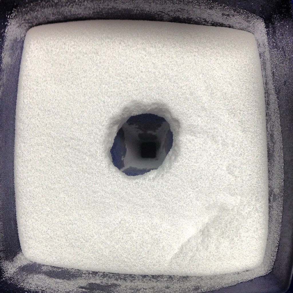 Placeholder image — creatine powder in a spoon beside a barbell plate